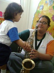 Isabella tocando el Saxo